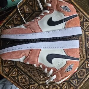 AIR JORDAN 1 MID SE Orange Suede Size 6y